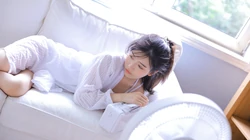 漂亮白皙丸子头美少女着宽大白色透明衬衫好看壁纸图片