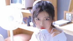 漂亮白皙丸子头美少女着宽大白色透明衬衫好看壁纸图片