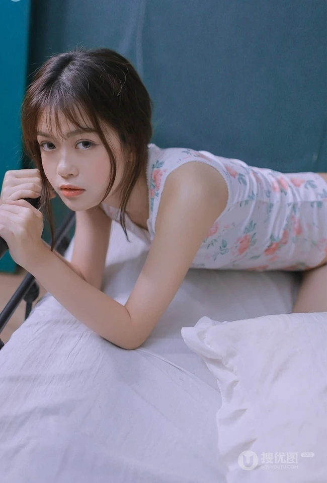 肩带印花睡衣少女居家清新可爱室内家居写真