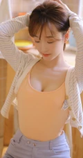 萌系清新少女肩带背心短裤展动人线条线条感室内写真