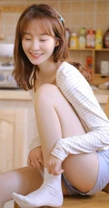 萌系清新少女肩带背心短裤展动人线条线条感室内写真