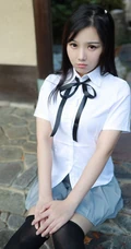 紧身制服短裙匀称少女徐微微户外公园气质写真图集