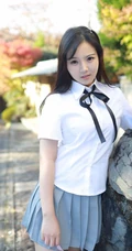 紧身制服短裙匀称少女徐微微户外公园气质写真图集
