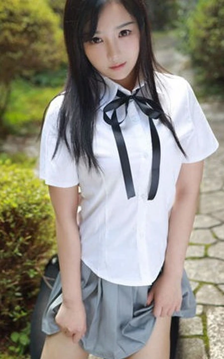 紧身制服短裙匀称少女徐微微户外公园气质写真图集