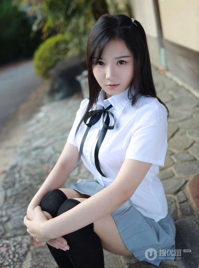 紧身制服短裙匀称少女徐微微户外公园气质写真图集