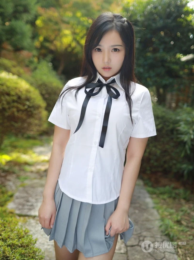 紧身制服短裙匀称少女徐微微户外公园气质写真图集
