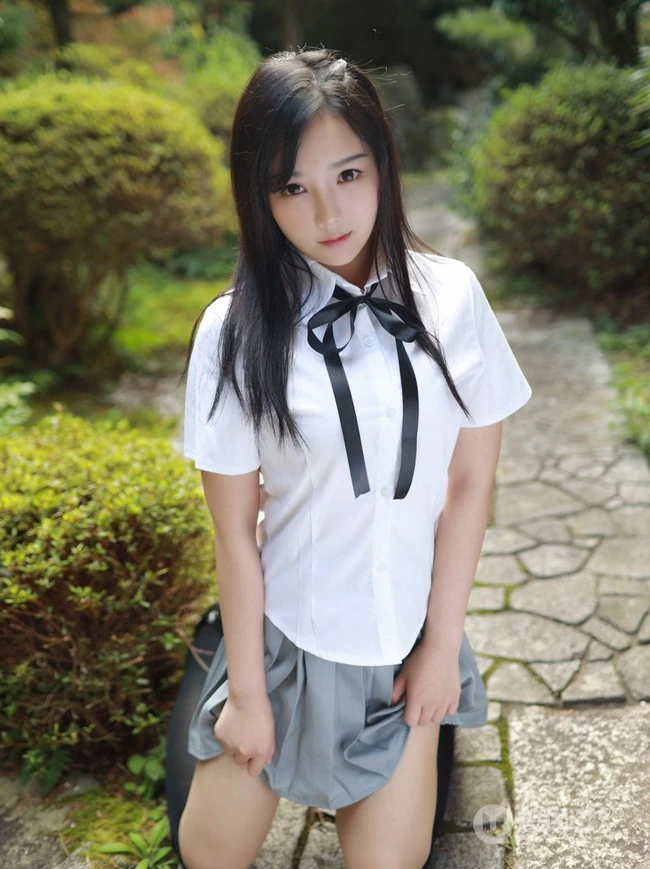 紧身制服短裙匀称少女徐微微户外公园气质写真图集
