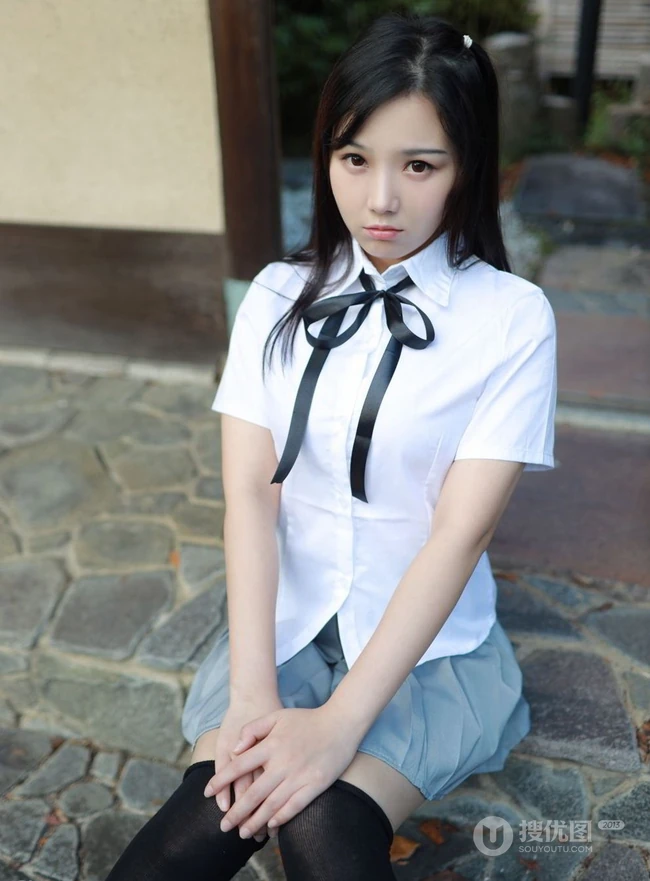 紧身制服短裙匀称少女徐微微户外公园气质写真图集
