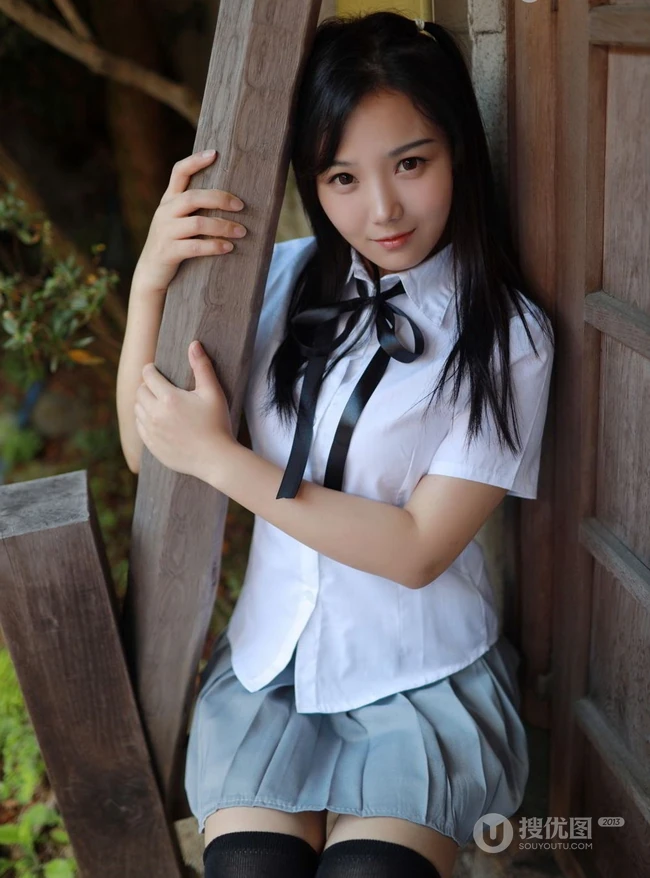 紧身制服短裙匀称少女徐微微户外公园气质写真图集