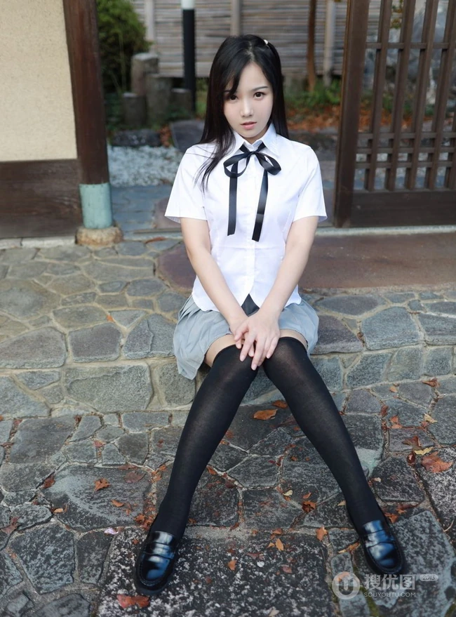 紧身制服短裙匀称少女徐微微户外公园气质写真图集