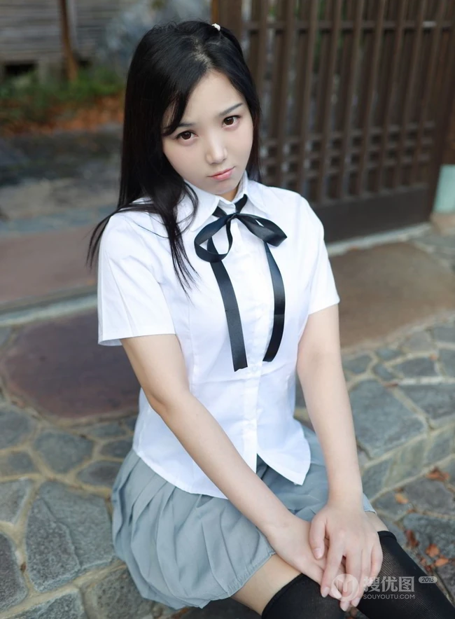 紧身制服短裙匀称少女徐微微户外公园气质写真图集