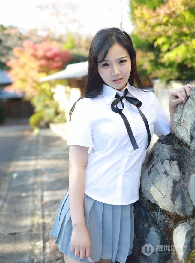 紧身制服短裙匀称少女徐微微户外公园气质写真图集