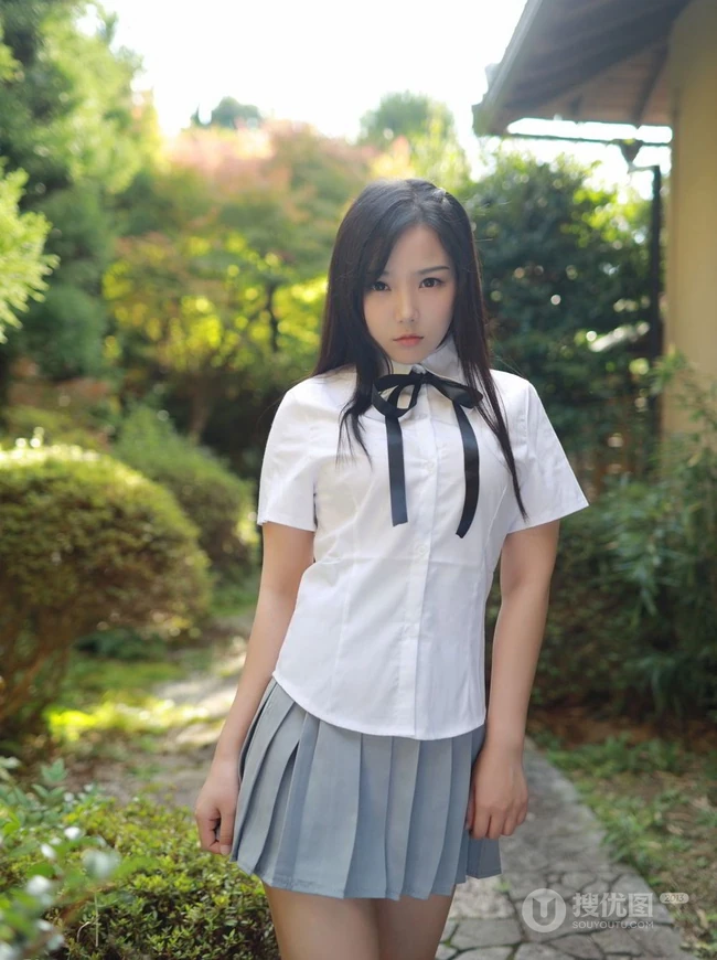 紧身制服短裙匀称少女徐微微户外公园气质写真图集