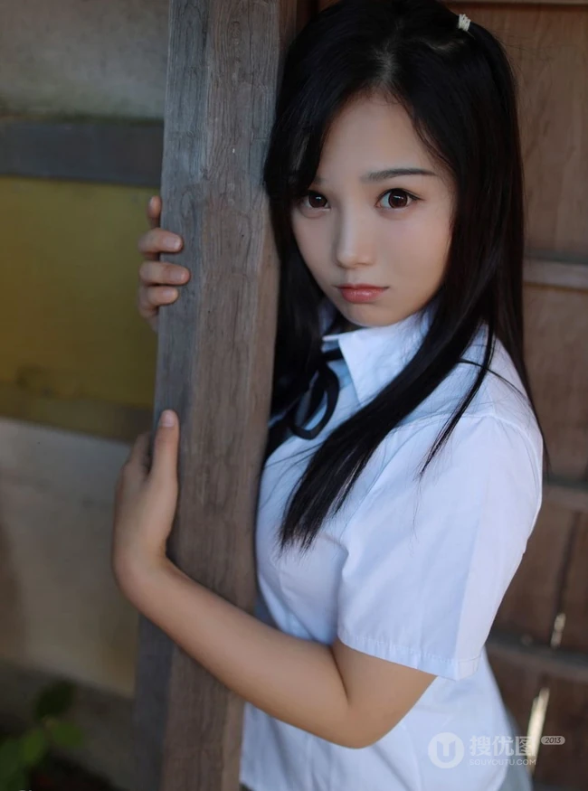 紧身制服短裙匀称少女徐微微户外公园气质写真图集