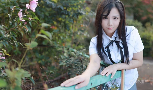 紧身制服短裙匀称少女徐微微户外公园气质写真图集