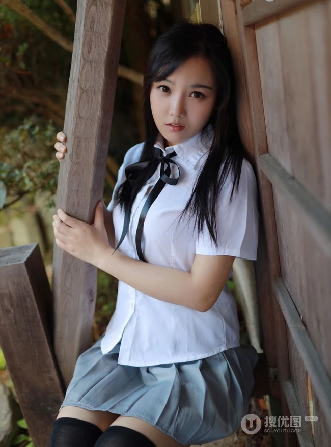 紧身制服短裙匀称少女徐微微户外公园气质写真图集