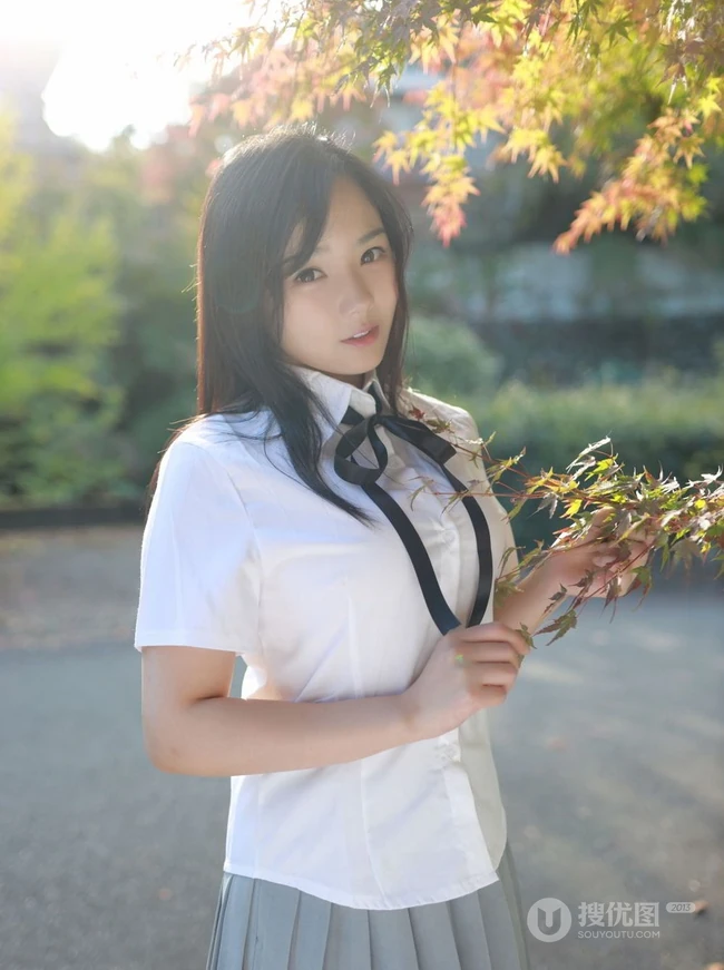 紧身制服短裙匀称少女徐微微户外公园气质写真图集