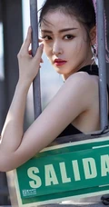 张天爱紧身背心配白裤白鞋户外个性写真图片
