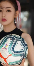 张天爱紧身背心配白裤白鞋户外个性写真图片
