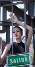 张天爱紧身背心配白裤白鞋户外个性写真图片