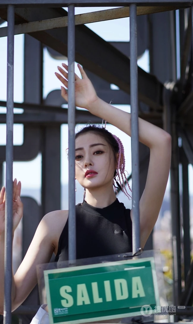 张天爱紧身背心配白裤白鞋户外个性写真图片