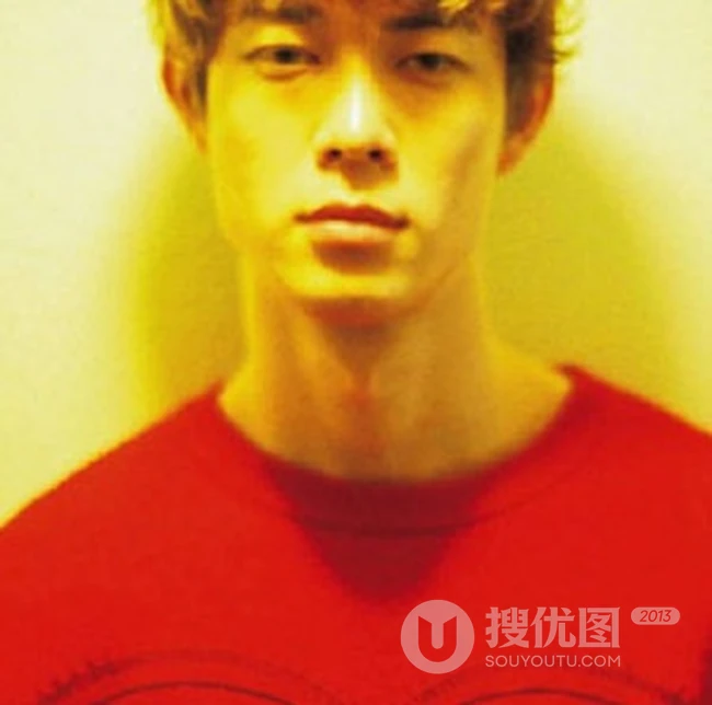 穿红衣服的个性非主流黄毛卷发帅哥照片