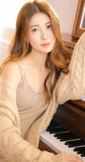 长发女生与钢琴为伴，着气质肩带礼裙长裙唯美室内写真