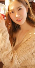 长发女生与钢琴为伴，着气质肩带礼裙长裙唯美室内写真