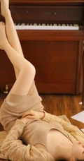 长发女生与钢琴为伴，着气质肩带礼裙长裙唯美室内写真
