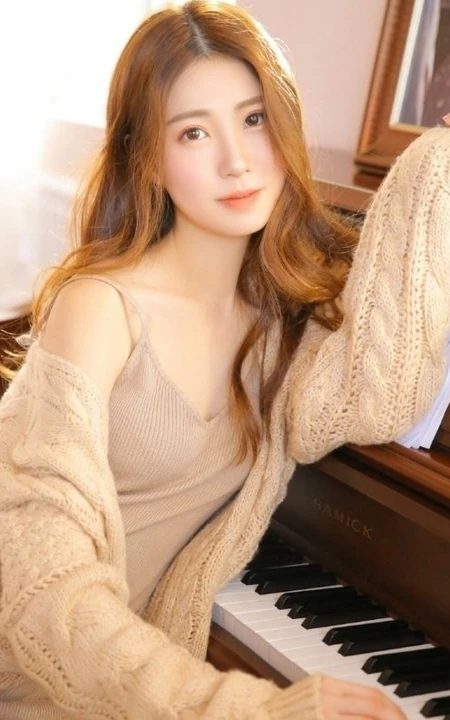 长发女生与钢琴为伴，着气质肩带礼裙长裙唯美室内写真