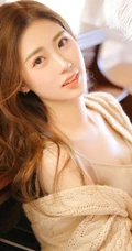长发女生与钢琴为伴，着气质肩带礼裙长裙唯美室内写真