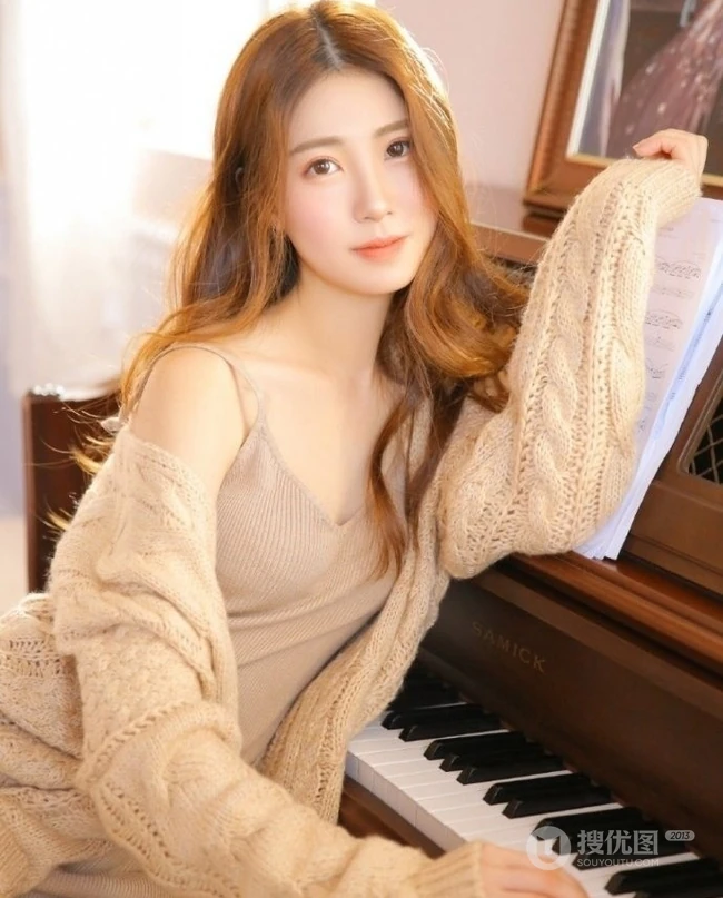 长发女生与钢琴为伴，着气质肩带礼裙长裙唯美室内写真