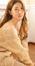 长发女生与钢琴为伴，着气质肩带礼裙长裙唯美室内写真