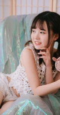 超萌可爱精选少女镂空毛衣配白色短裤小气质写真