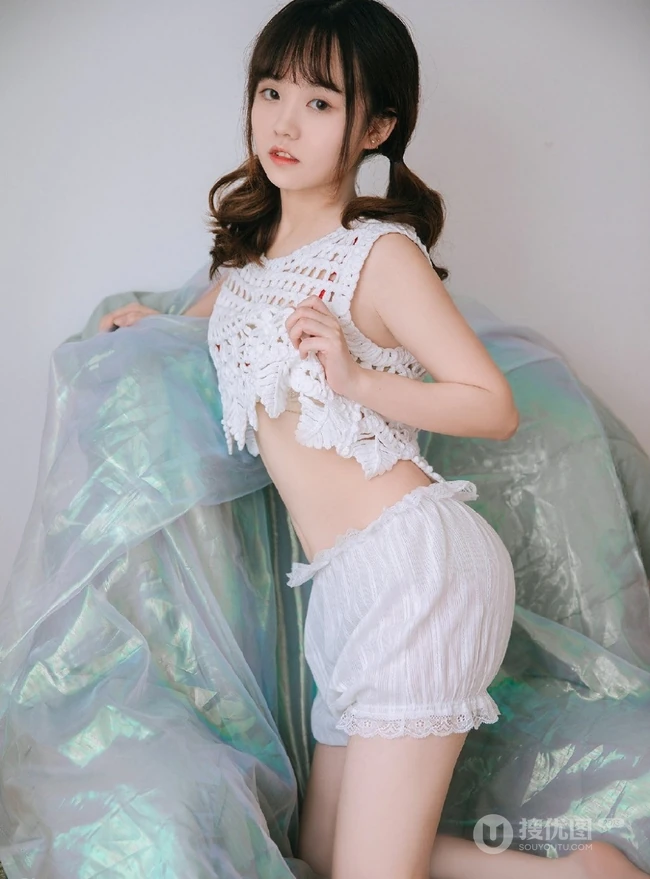 超萌可爱精选少女镂空毛衣配白色短裤小气质写真