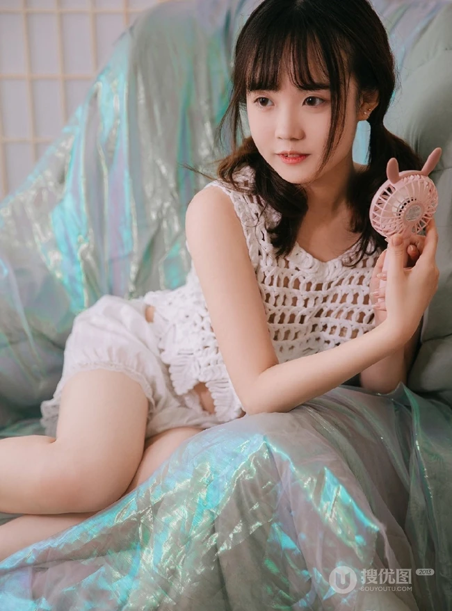 超萌可爱精选少女镂空毛衣配白色短裤小气质写真