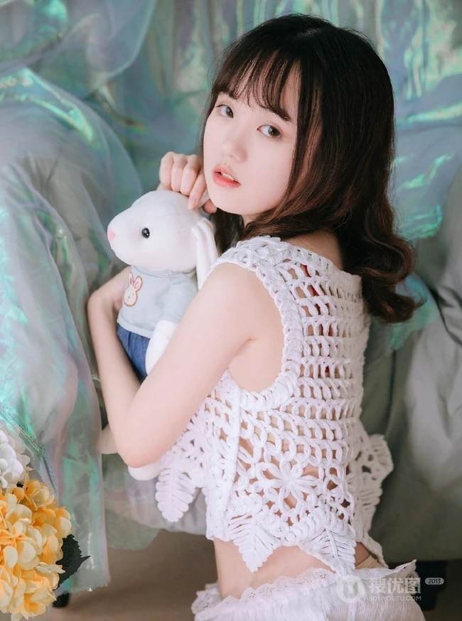 超萌可爱精选少女镂空毛衣配白色短裤小气质写真