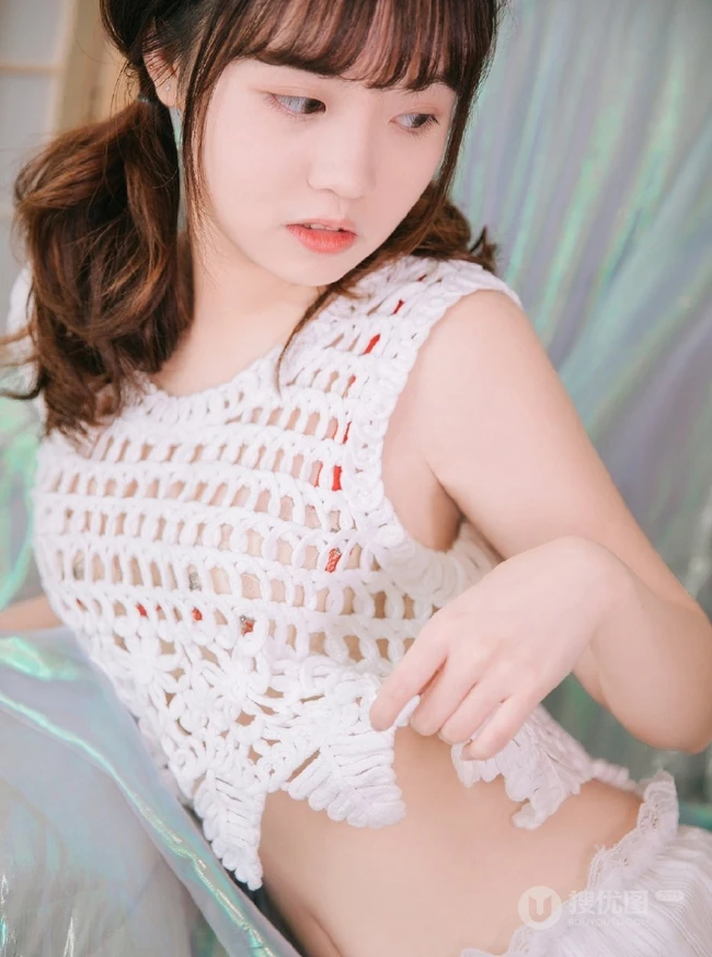 超萌可爱精选少女镂空毛衣配白色短裤小气质写真