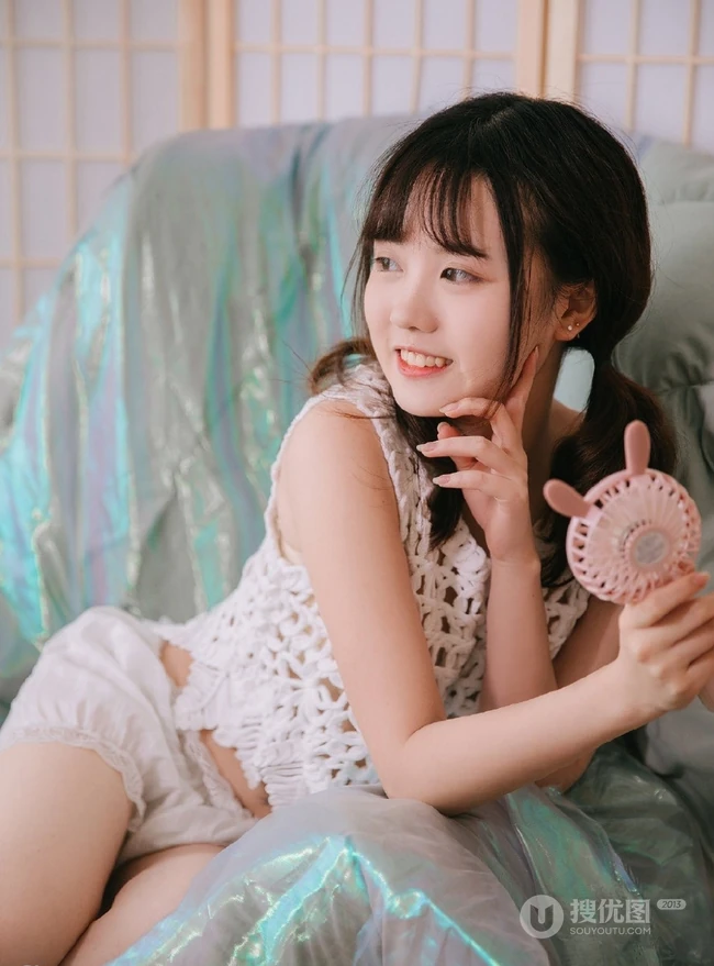 超萌可爱精选少女镂空毛衣配白色短裤小气质写真
