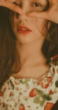 蔡文静草莓短袖装高清近镜头甜美动人写真图片