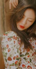蔡文静草莓短袖装高清近镜头甜美动人写真图片