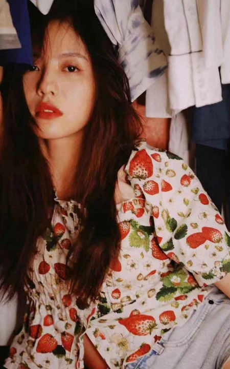 蔡文静草莓短袖装高清近镜头甜美动人写真图片