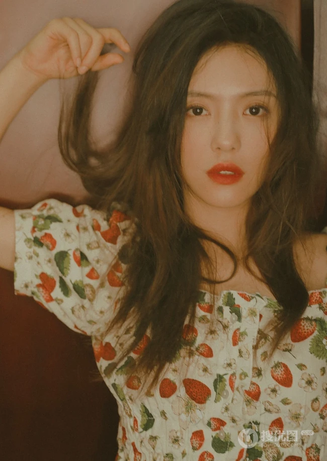 蔡文静草莓短袖装高清近镜头甜美动人写真图片