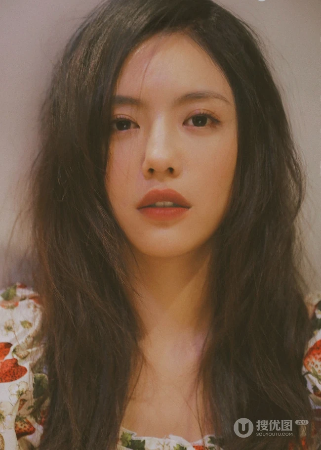 蔡文静草莓短袖装高清近镜头甜美动人写真图片