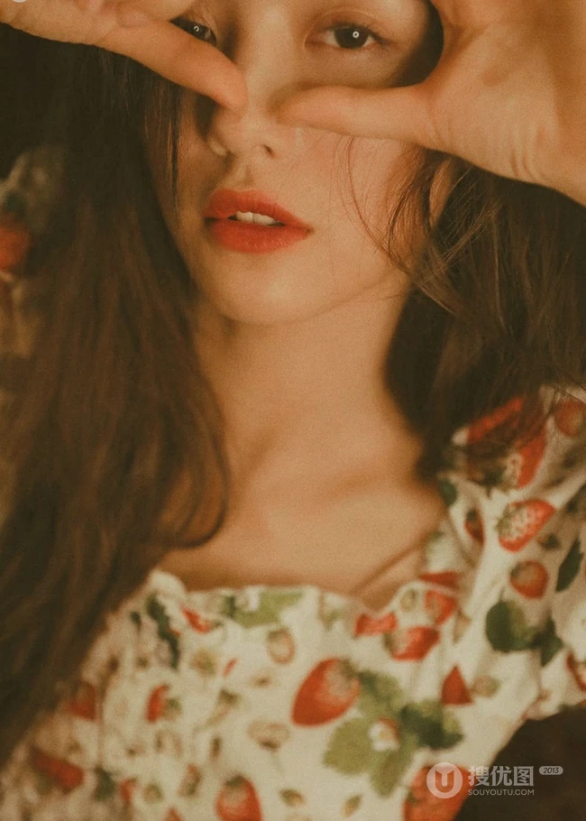 蔡文静草莓短袖装高清近镜头甜美动人写真图片
