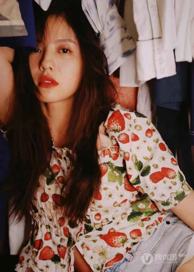 蔡文静草莓短袖装高清近镜头甜美动人写真图片