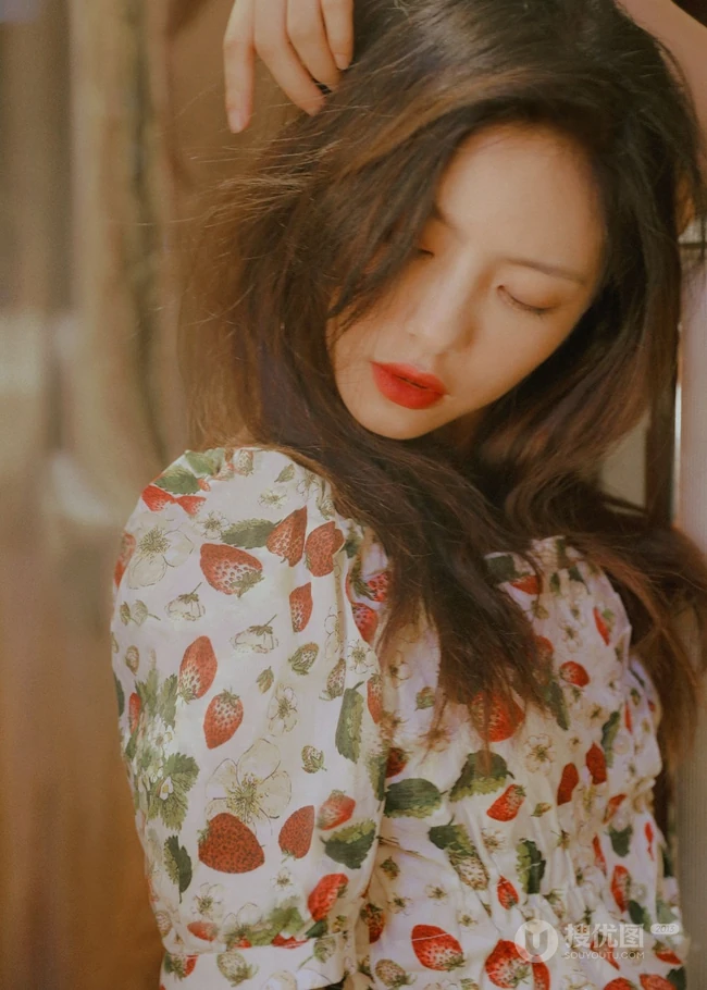 蔡文静草莓短袖装高清近镜头甜美动人写真图片