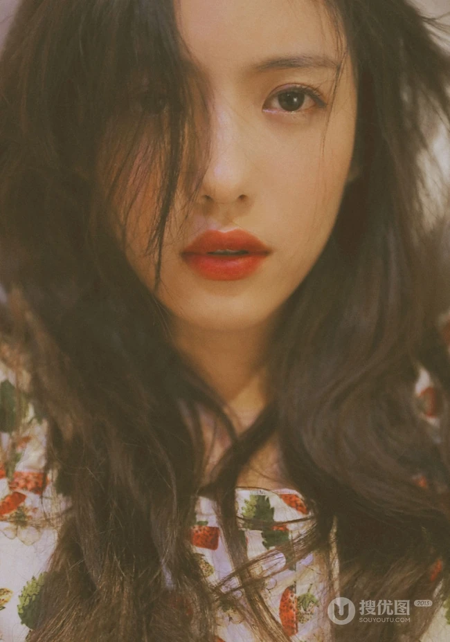 蔡文静草莓短袖装高清近镜头甜美动人写真图片