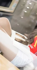 泰国修身女生kkaimuk气质紧身麦当劳背心气质写真图片
