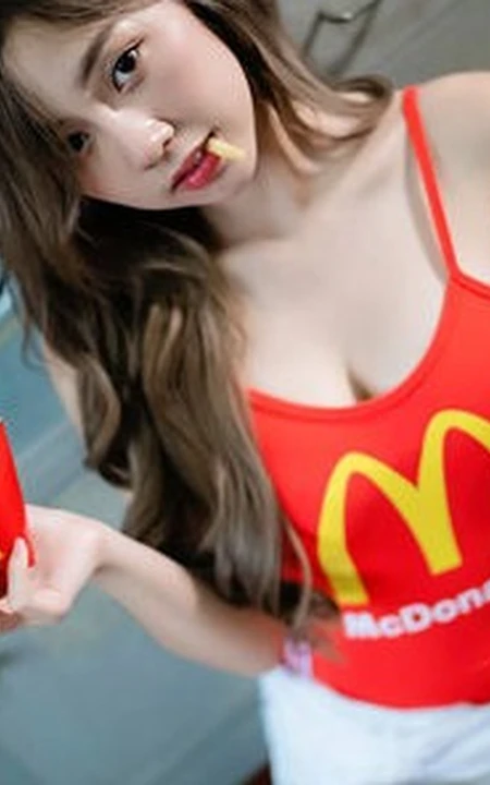 泰国修身女生kkaimuk气质紧身麦当劳背心气质写真图片